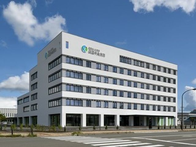 施設外観 外観   白い外壁の大きな建物で、窓が整然と並んでいます。青空の下にあり、明るい印象です。