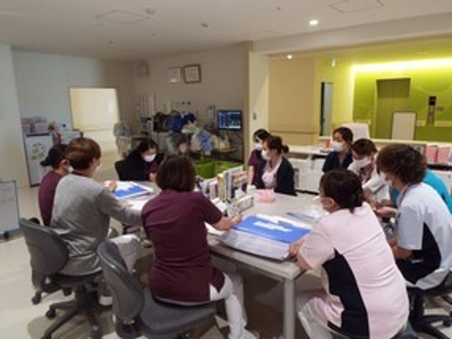 食堂で会議する人々  