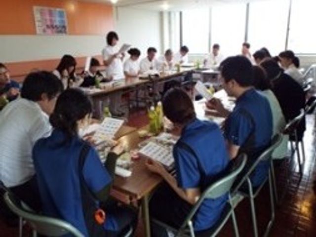 食堂で団らんする様子 食堂   広い食堂に長テーブルが並び、利用者の方々が集まっています。食事や会話を通して、にぎやかな時間を過ごせそうです。