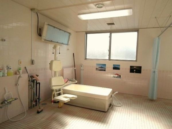 明るい浴室設備