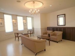 明るい室内のラウンジ風景