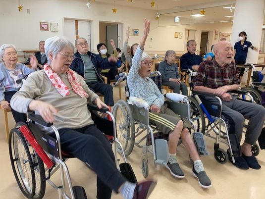 レクリエーションを楽しむ高齢者たち