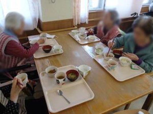 食事を楽しむ人々の様子