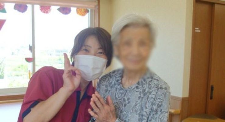 窓際の明るいリビング