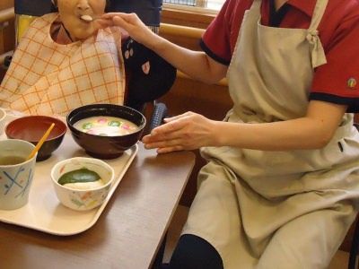 明るい食事の様子