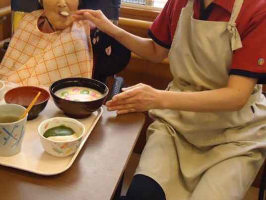 明るい食事の様子
