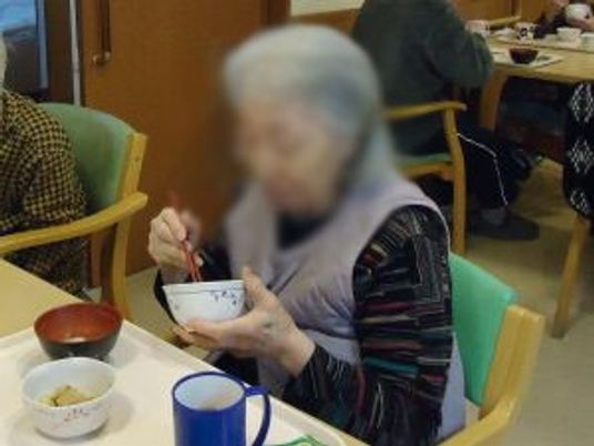食事を楽しむ様子の室内