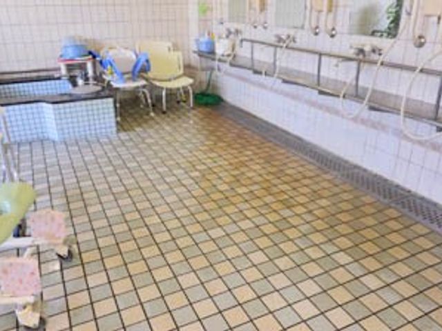 広々とした浴室 浴室 清潔感あふれる浴室は広く、安心してご利用いただける造りになっております。