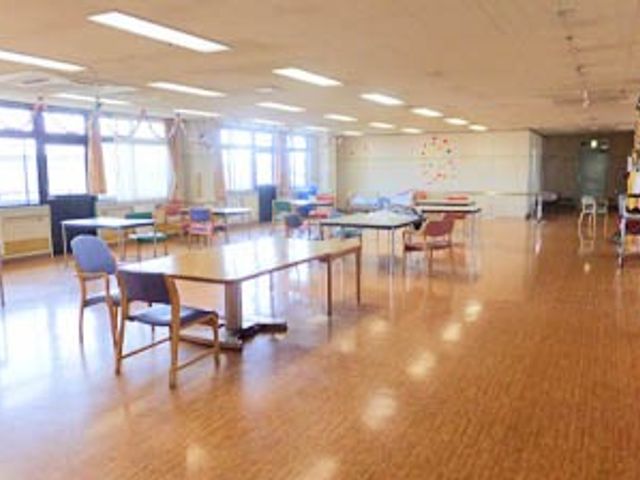 広々とした明るい食堂 ダイニングルーム 木目調の柔らかな空間が心地よいダイニングルームです。ゆったりとお食事や会話をお楽しみいただける設計になっています。