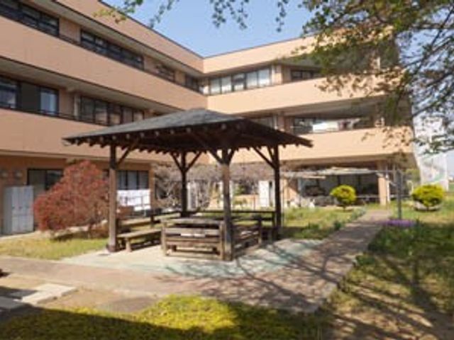 和やかな雰囲気の中庭 中庭 ゆったりとした木製のベンチが配置され、安らぎを感じさせる緑豊かな中庭です。自然光の下での憩いの場が提供されています。