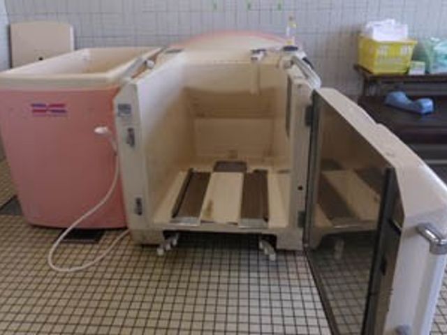 介護のための快適浴室 浴室 ゆったりとした入浴が可能な機能的な浴室です。安心安全な入浴の配慮が感じられます。