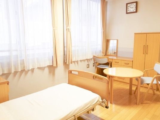 明るい居室のベッド  
