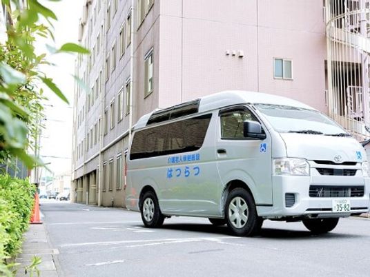 送迎車が停まる外観  