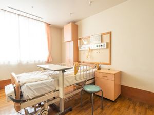 明るい居室のベッド周り  