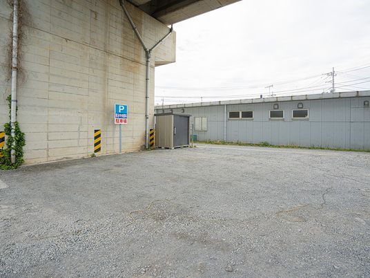 駐車場のある屋外  
