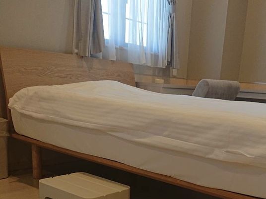 明るい居室のベッド  