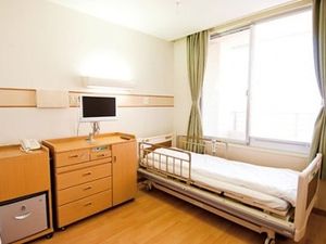 明るい個室の居室  