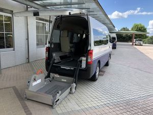 送迎車の乗降口 外観