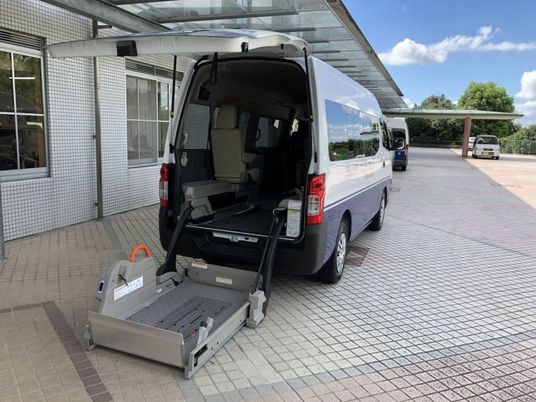 送迎車の乗降口 外観