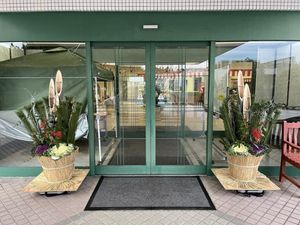 花飾りのある入口  