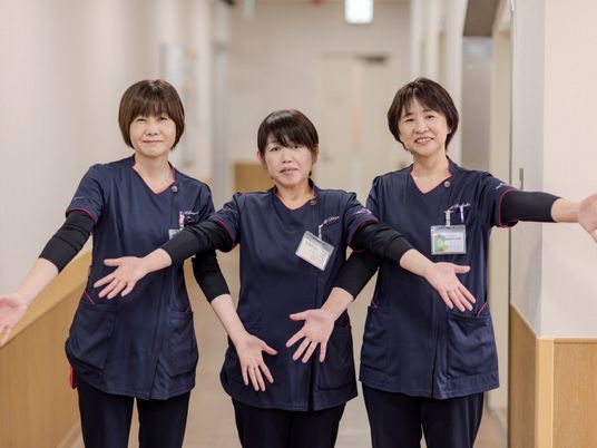 笑顔のスタッフが並ぶ廊下  