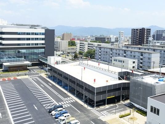 施設外観と駐車場  