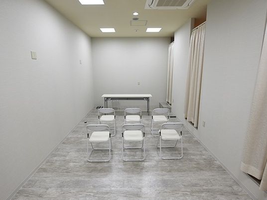 椅子並ぶ多目的室
