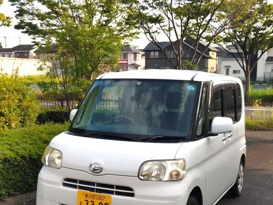 送迎車が停まる外観  