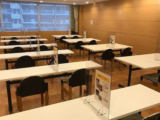 明るい食堂のテーブル  