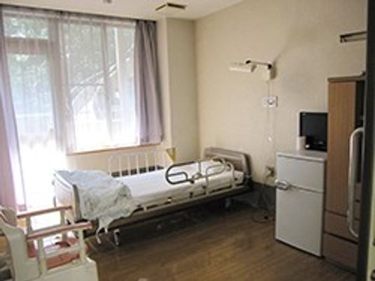 明るい居室のベッド  