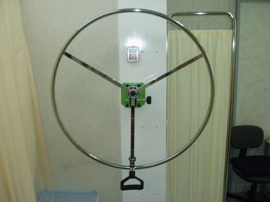 リハビリ用器具のある室内  