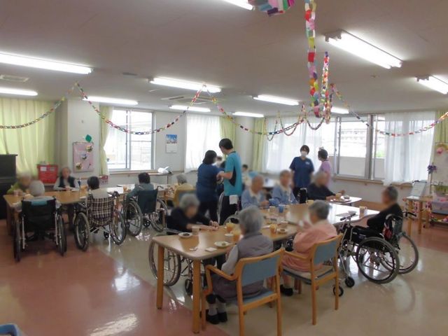 和やかな共有スペース ラウンジ 広々としたラウンジでは、人々がリラックスして会話や食事を楽しむことができる雰囲気です。