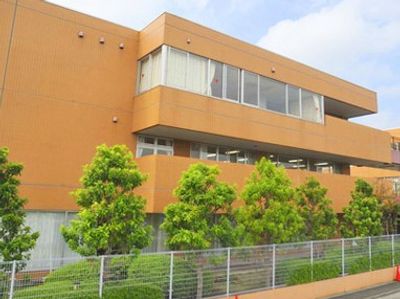 緑に囲まれた建物外観