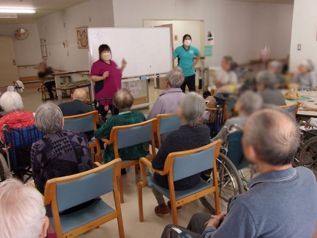 和やかな講義室 多目的室 広々とした多目的室で、スタッフが親切に講義を行っています。和やかな雰囲気の中で交流が楽しめます。