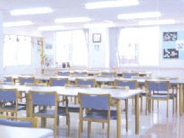 広々とした食堂 食堂 自然光が差し込む明るい空間です。広々としたテーブルで、交流や食事を楽しめます。