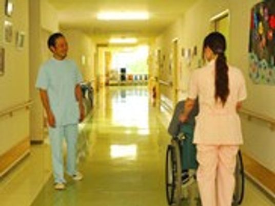 笑顔で会話する廊下