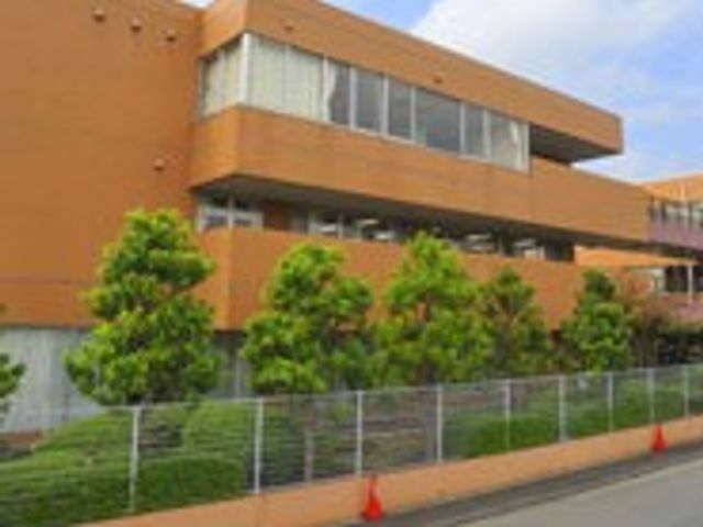 広い庭の外観 外観 緑に囲まれた建物の外観は、自然との調和を感じさせる環境が整っています。