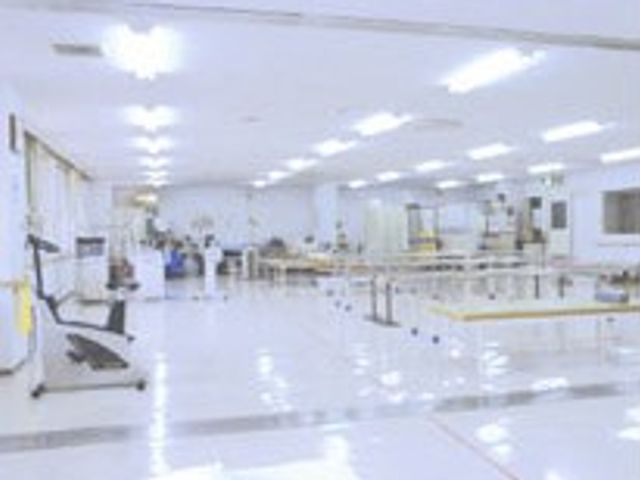 設備が整う機能訓練室 機能訓練室 広々とした空間が広がり、自然光で明るいです。多様な設備が整っています。