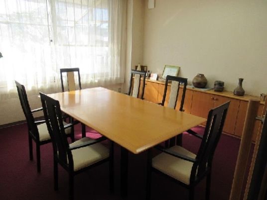 木のテーブルと椅子の居室