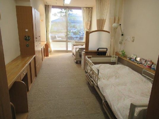 窓際の明るい居室