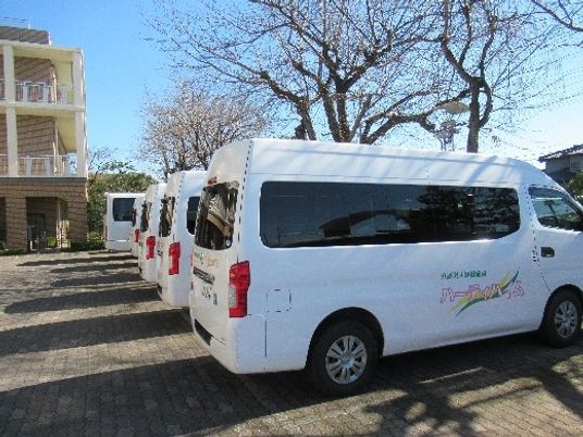 送迎車が並ぶ外観  