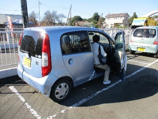 送迎車へ乗車する場面  