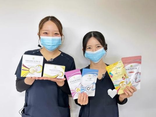 マスク姿のスタッフ2名  