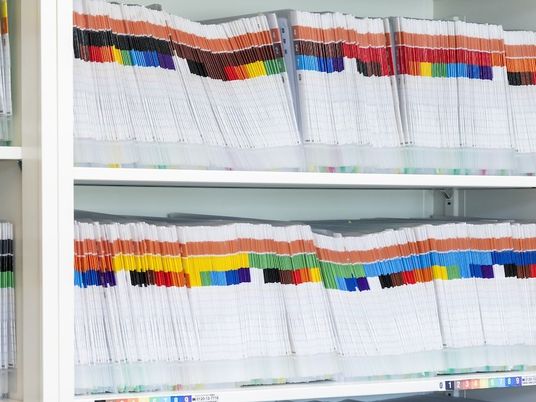 色分け書類が並ぶ棚  