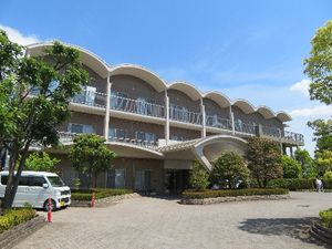 緑に囲まれた建物外観