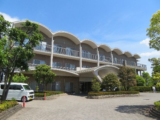 緑に囲まれた建物外観