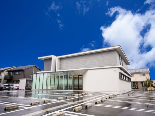 明るい外観の建物