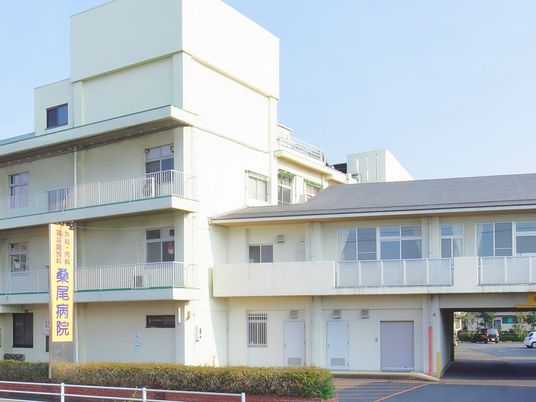 白い建物の外観  