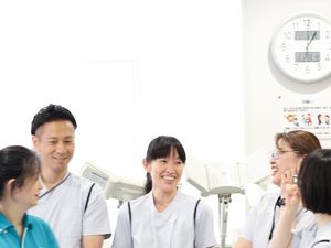 笑顔のスタッフが集う多目的室  