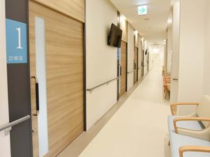 明るい廊下と診察室前  